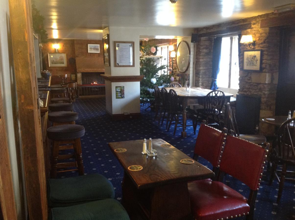 The Jolly Huntsman Hotel Chippenham  Buitenkant foto
